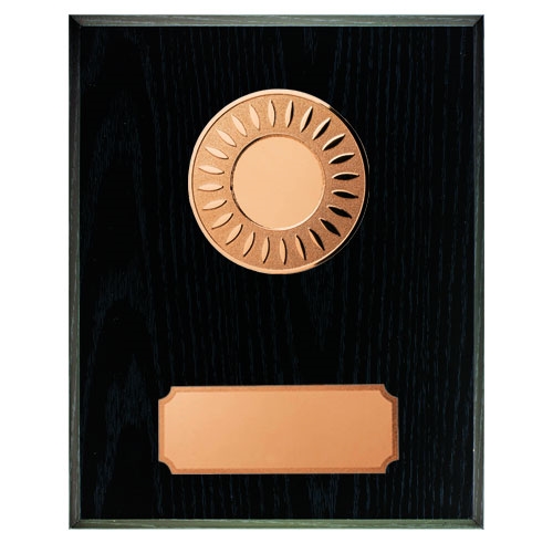Sort treplakett med bronse skilt