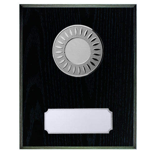 Sort treplakett med sølv skilt