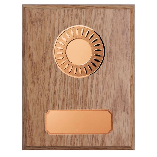 Lys treplakett med bronse skilt