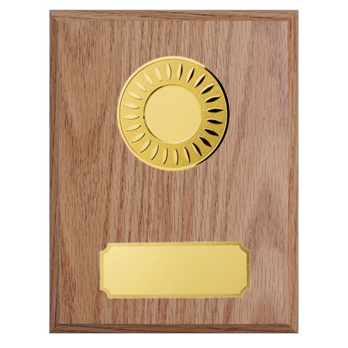 Lys treplakett med gull skilt