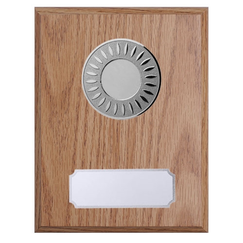 Lys treplakett med sølv skilt