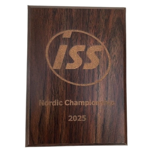 Mørk treplakett med lasergravering eksempel