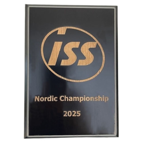 Sort treplakett med lasergravering eksempel